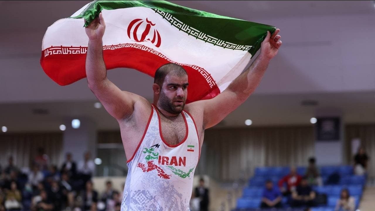 میرزازاده با اقتدار بر تخت پادشاهی سنگین وزن آسیا نشست