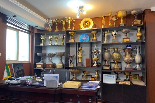 پاسخ پیشکسوتان به زنوزی؛ بیا و جام‌های استقلال را از نزدیک ببین!