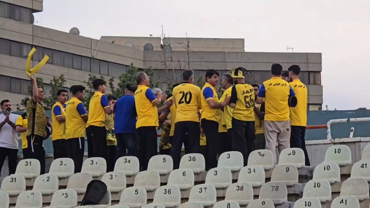 حال و هوای هواداران شاد پارس جنوبی جم پیش از تقابل با هوادار