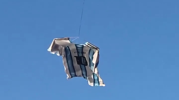پیراهن غول پیکر مسی پیش از بازی خداحافظی اسطوره آرژانتین توسط هلیکوپتر به پرواز در آمد