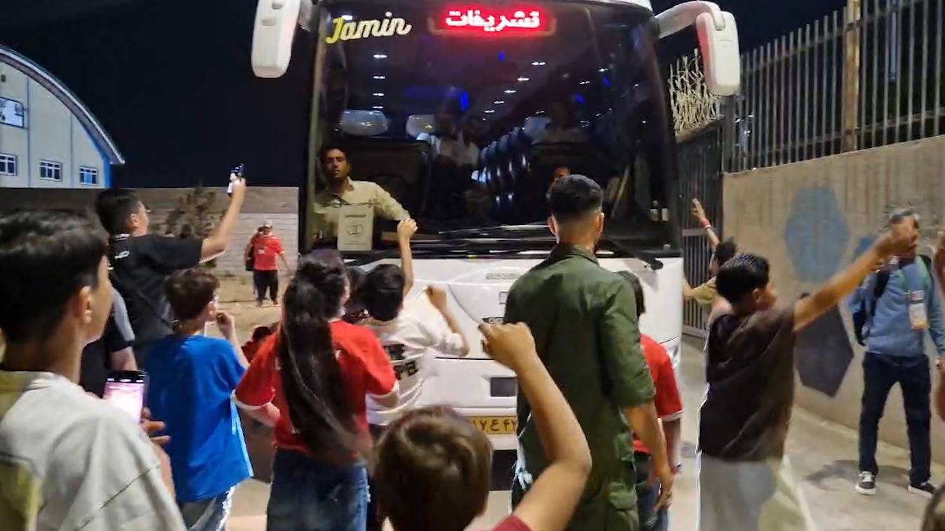 روش جدید هواداران پرسپولیس برای متوقف کردن اتوبوس این تیم!