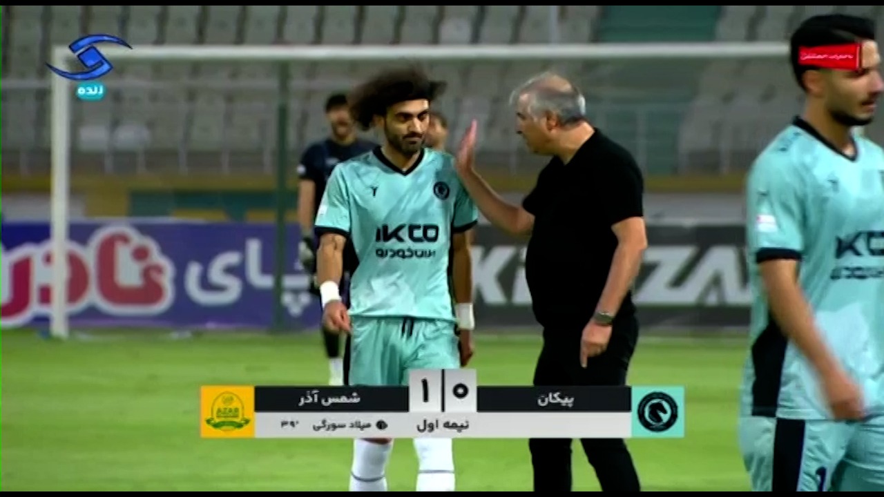 سیلی ساکت الهامی به حجت احمدی بازیکن پیکان
