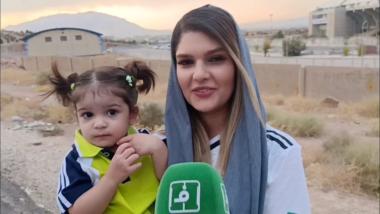 همسر و فرزند محمود مطلق زاده بازیکن آلومینیوم قبل از بازی با فجرسپاسی