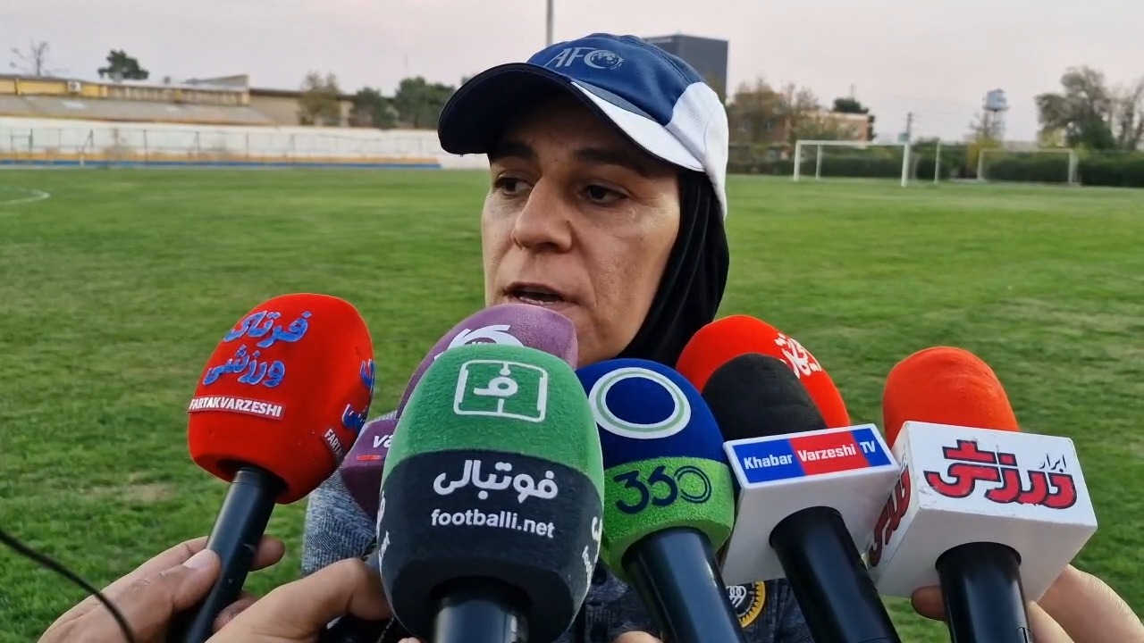 بیان محمودی سرمربی سپاهان: سوتهای داور به نفع استقلال بود