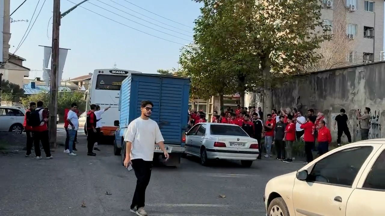 تشویق هواداران تبریزی هنگام ورود تیم تراکتور
