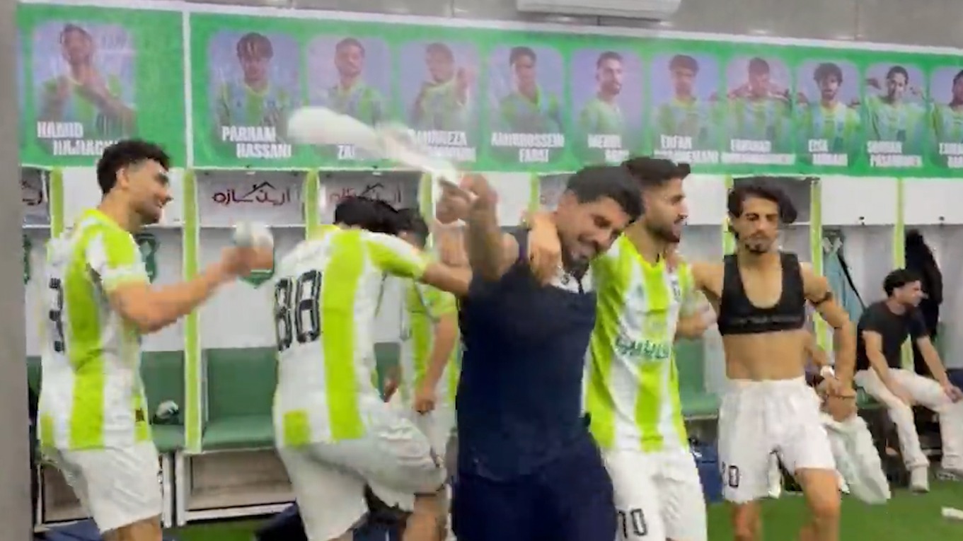 جشن خیبریها در رختکن پس از پیروزی مقابل استقلال خوزستان