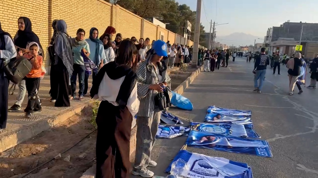 صف طولانی هواداران خانم کمتر از ۲۰ دقیقه مانده تا آغاز بازی چادرملو و استقلال
