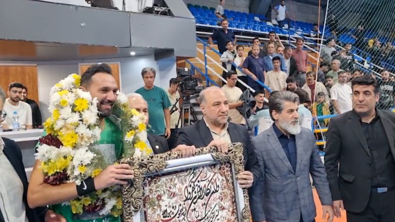 خداحافظی کمرزرین داور فوتسال و شعار هواداران گیتی پسند علیه این داور!