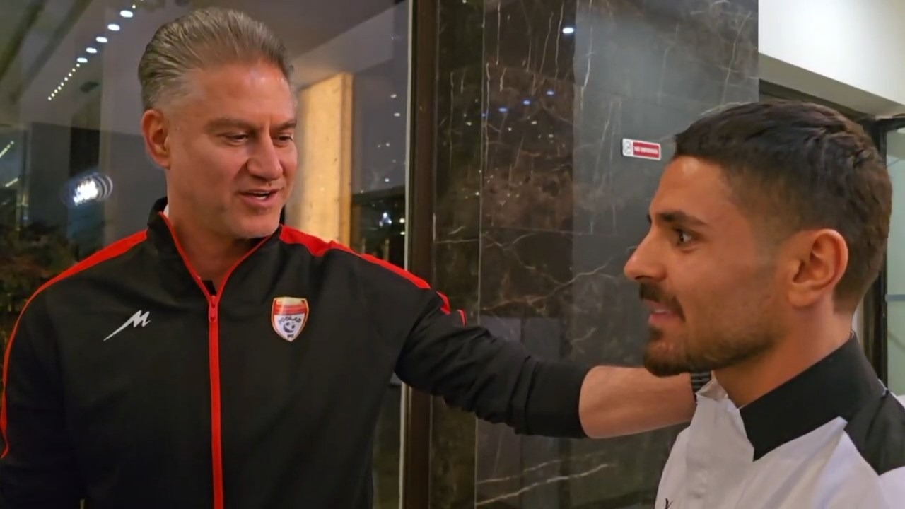 خوش و بش محمد عمری بازیکن پرسپولیس با حمید مطهری سرمربی فولاد