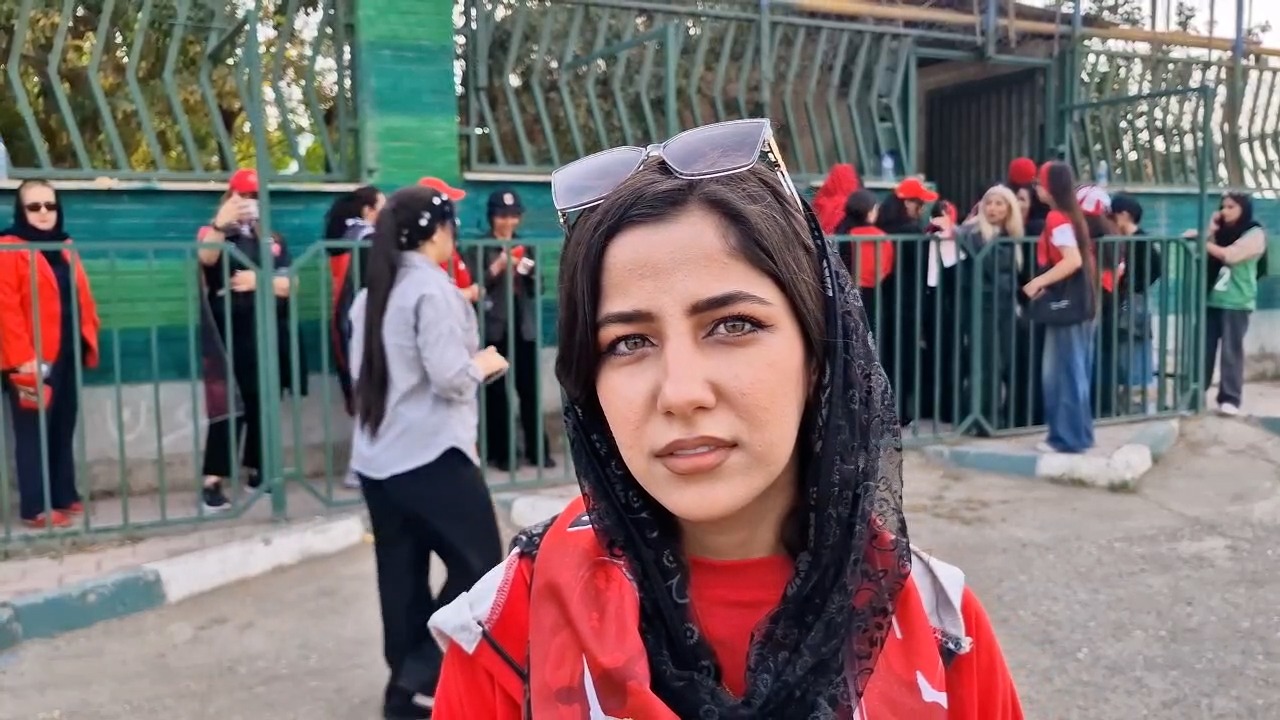 هواداری که پای ثابت بازی‌های استقلال و پرسپولیس در تهران است!