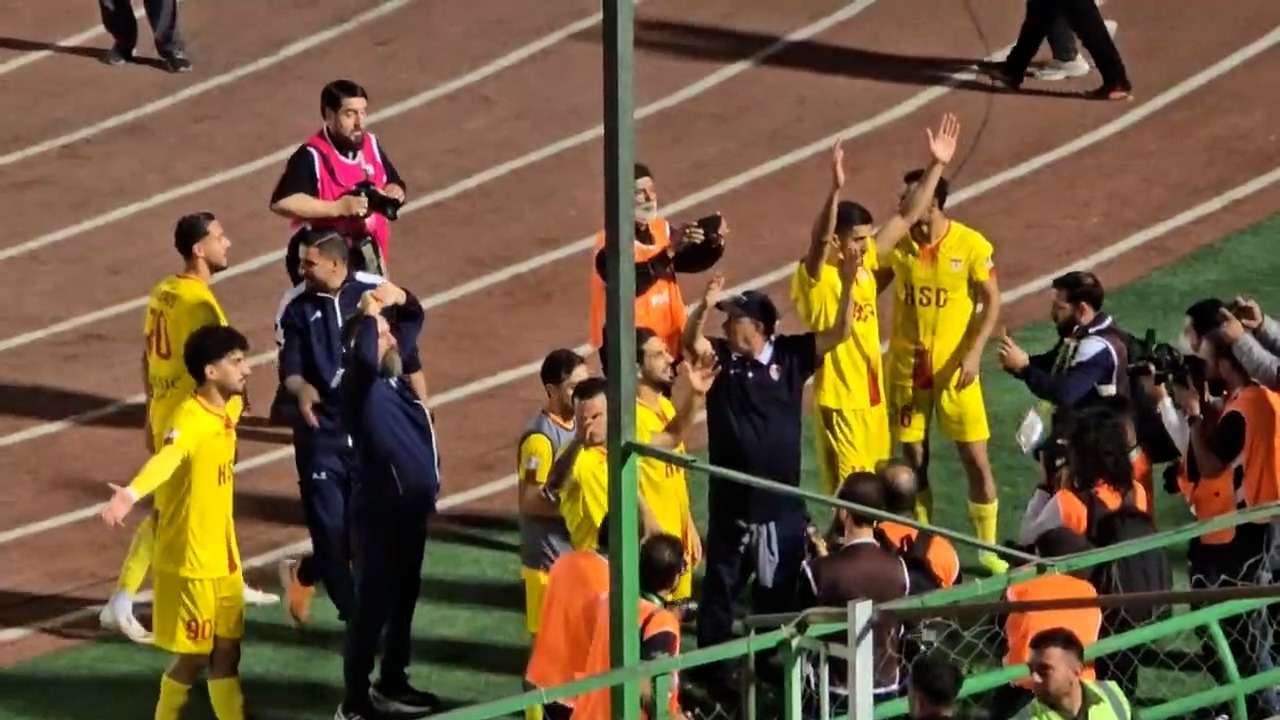 خوشحالی بازیکنان فولاد با هواداران خود