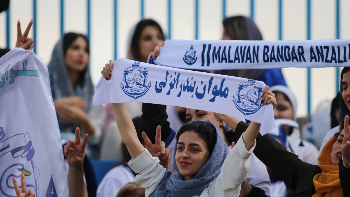 هوشنگ نصیرزاده: این که برخی شعارها از سمت بانوان بود، تاسف آور است