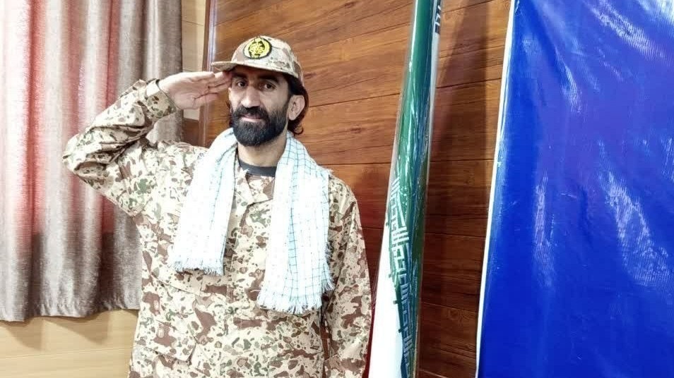 قاب روز؛ بیرو لباس سربازی پوشید
