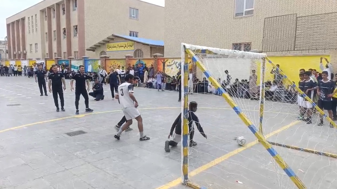 تصاویری از فوتبال بازی کردن پیشکسوتان فوتبال با دانش‌آموزان زاهدانی