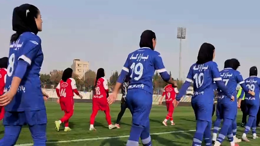 ورود بانوان پرسپولیس و استقلال به زمین برای اولین دربی