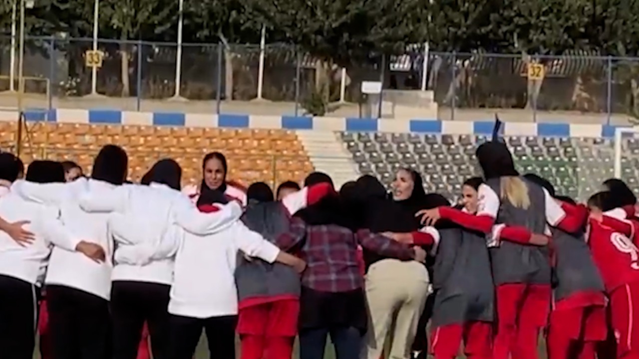 حلقه اتحاد بازیکنان پرسپولیس و استقلال قبل از شروع نخستین دربی زنان