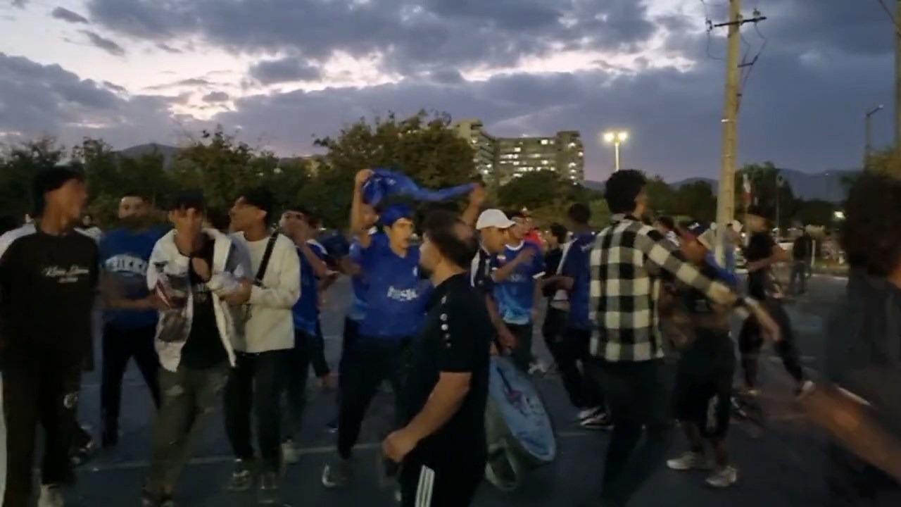 پایکوبی هواداران استقلال خوزستان بیرون از ورزشگاه فولادشهر