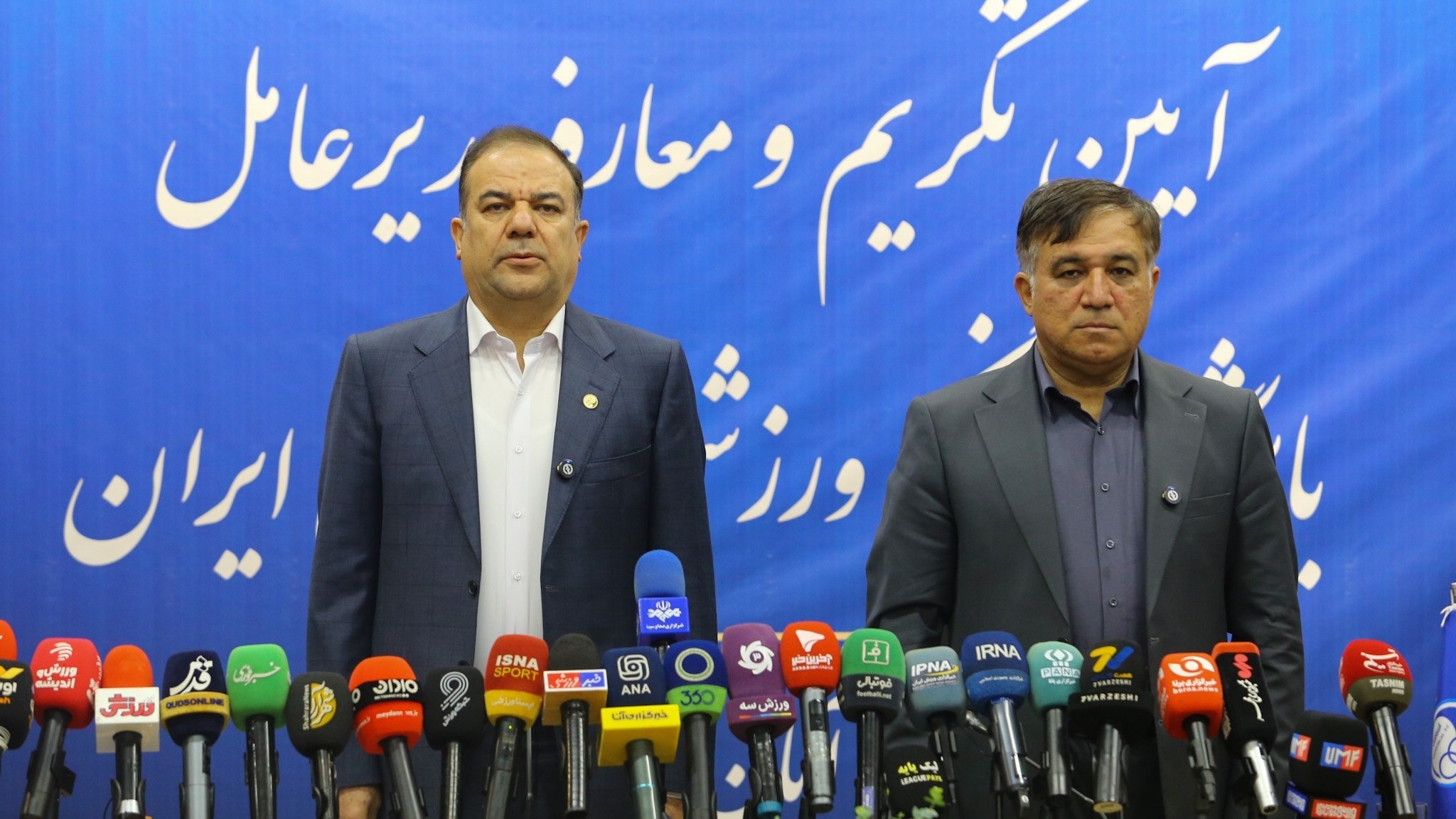 عکس یادگاری کادر مدیریتی و پیشکسوتان باشگاه استقلال