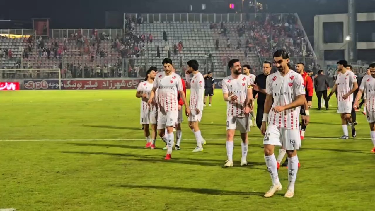 خروج پرحاشیه بازیکنان نساجی و پرسپولیس از زمین چمن ورزشگاه